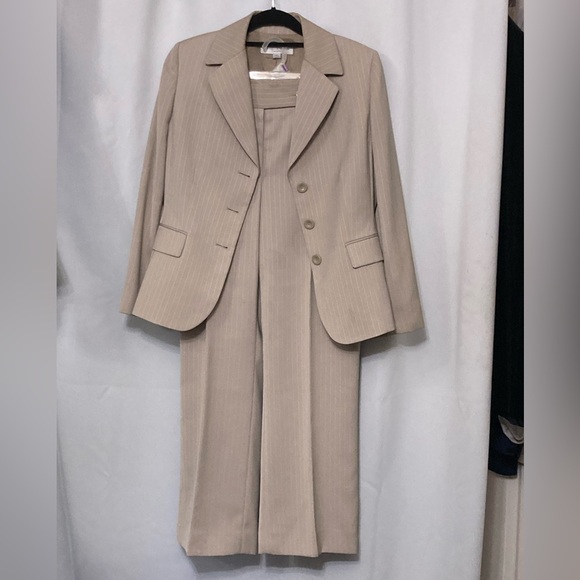 TAHARI 2PC Beige Pinstripe Pantsuit 12P EUC - Picture 8 of 10